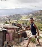 Un niño, en uno de los barrios más pobres de Caracas.