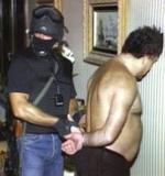 Con el torso desnudo, uno de los detenidos en la Operación Avispa.