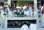 Benedicto XVI durante la consagración en la Santa Misa que presidió en Valencia