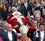 El cuerpo de Juan Pablo II mientras era trasladado a la Basílica de San Pedro