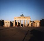 Una imagen antigua de la Puerta de Brandenburgo (foto: Jocelyn Paine).