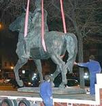 El Gobierno ordenó en marzo retirar la última estatua de Franco en Madrid.