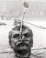Una estatua de Stalin destruida durante el levantamiento de Budapest de 1956
