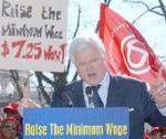 El senador Ted Keneddy haciendo campaña a favor del aumento del salario mínimo