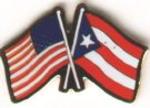 Un pin con las banderas de EEUU y Puerto Rico entrecruzadas.