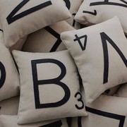 Cojines de letras | Flickr/Wickerfurniture