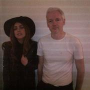 Lady Gaga y Julian Assange