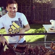 Leo Messi prepara un asado. | Instagram