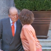 Momento del beso dela Reina al Rey delante de la prensa | Telecinco