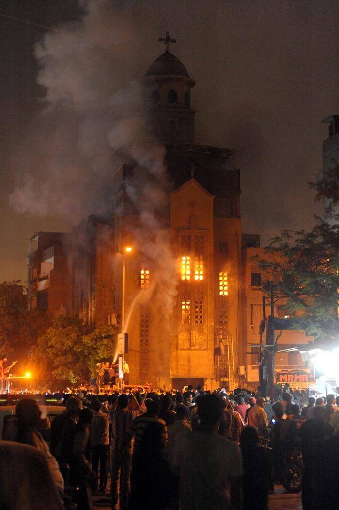 El brutal asalto a una iglesia cristiana en El Cairo deja 12 muertos y 220  heridos - Libertad Digital