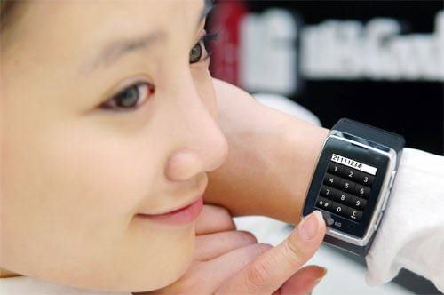 LG un móvil 3G con pantalla táctil y aspecto reloj de pulsera Libertad Digital