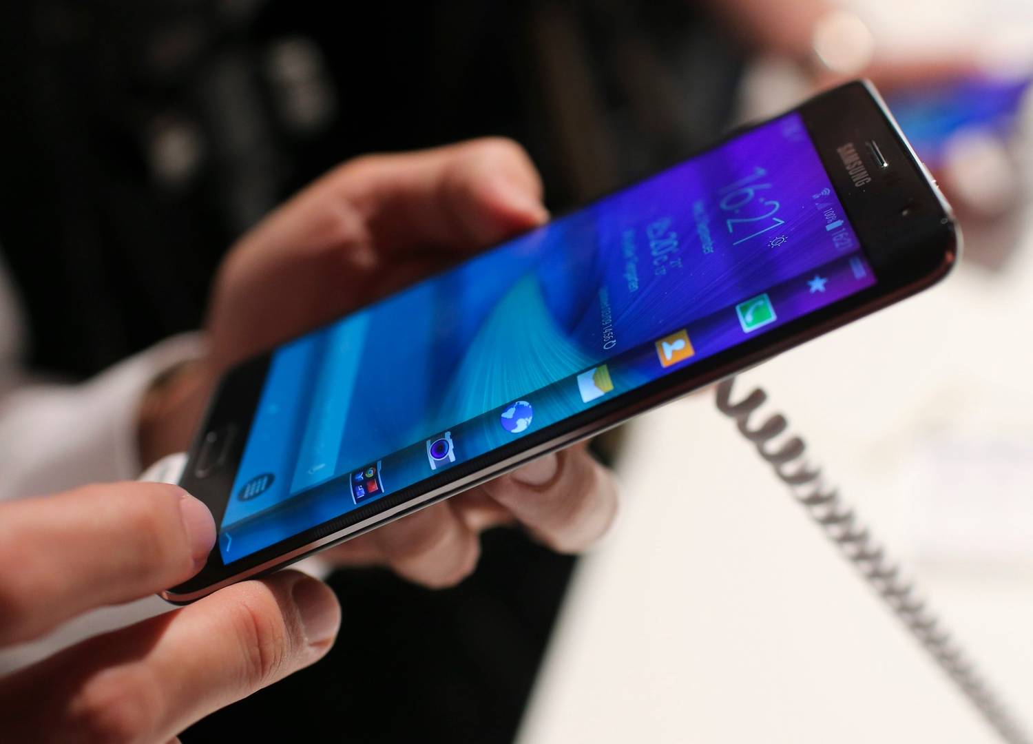Teléfonos gama media de Samsung podrían tener pantalla curvada