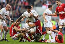 Tuilagi placado por varios jugadores de Pas de Gales