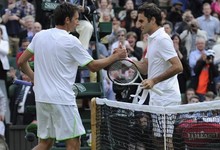Federer felicita a Stakhovsky por la victoria. | EFE