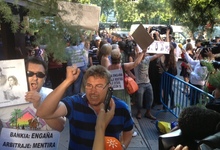 Manifestantes a la llegada de Cospedal con el conato de enfrentamiento al fondo | R. F. 