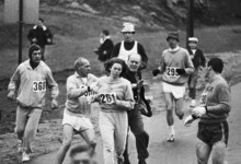 Momento en el que el director del marat�n intenta detener a la mujer.  