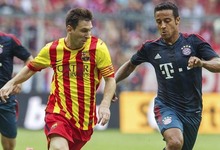 Leo Messi y thiago alctara disputan un baln | EFE