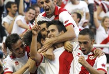 Los jugadores del Rayo Vallecano celebran uno de los goles. | EFE