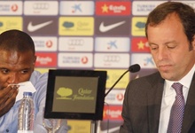 Eric Abidal (i), junto a Sandro Rosell en su despedida del Barcelona. | Cordon Press/Archivo