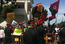 Independentistas y sindicalistas esperan a Rajoy 