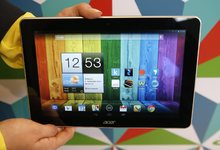 Un usuario sostiene un Acer Iconia 3 en la feria alemana IFA. | Cordon Press