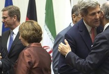 El secretario de Estado norteamericano John Kerry  abraza al ministro de exteriores francs Laurent Fabius tras el acuerdo con Irn | EFE