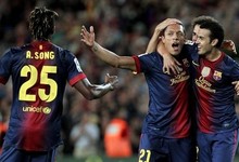 Adriano celebra su golazo con los compa�eros. | EFE