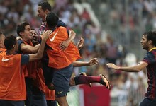 Adriano celebra el tanto con el banquillo. | EFE