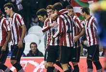 Aduriz celebra el tanto junto a sus compaeros. | EFE