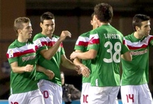 Aduriz (2i) es felicitado por su gol al Mallorca. | EFE