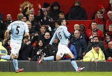 Agero celebra junto a Zabaleta su golazo al United. | Cordon Press