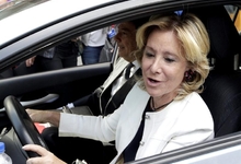 Esperanza Aguirre, en su propio coche | Archivo
