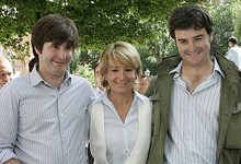 Aguirre, junto a sus dos hijos. A la izquierda, lvaro Ramrez de Haro. 