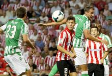 Ander Herrera (2i) disputa un baln ante Nacho y Amaya. | Cordon Press