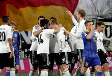 Marco Reus (c) es felicitado por uno de sus dos goles a Kazajistn. | Cordon Press