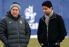 El presidente del PSG, Nasser Al Khelaifi, conversa con Carlo Ancelotti en un entrenamiento del equipo. | Archivo