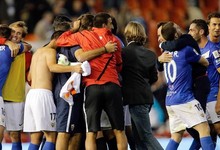 Los jugadores del Almera celebran el triunfo logrado ante el Valencia en Mestalla. | EE