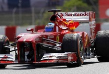 Alonso, con la bandera de Espaa, al llevarse el Gran Premio de Espaa. | EFE