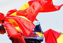 Fernando Alonso, con la bandera de Espaa tras vencer en Catalua. | EFE