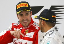 Fernando Alonso y Lewis Hamilton, en el podio del ltimo GP de China. | Cordon Press/Archivo