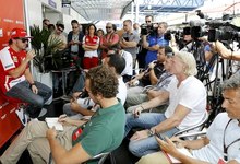 Fernando Alonso atiende a los medios en el circuito de Interlagos. | EFE