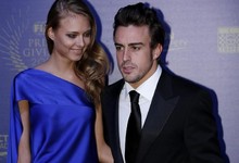 Fernando Alonso, llega con Kapustina, la modelo rusa Dasha Kapustina, a la gala de entrega de premios de la FIA en Estambul | EFE