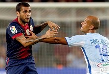 Dani Alves controla el baln ante Mikel Rico. | EFE