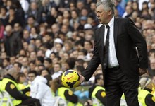 Carlo Ancelotti atrapa un baln en el Bernabu. | EFE