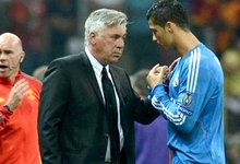 Carlo Ancelotti da instrucciones a Cristiano Ronaldo durante un partido ante el Galatasaray. | EFE