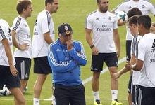Carlo Ancelotti, pensativo durante el entrenamiento del Real Madrid. | EFE