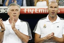 Zinedine Zidane (d), junto a Carlo Ancelotti. | Cordon Press