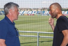 Carlo Ancelotti y Zinedine Zidane charlan en Valdebebas. | realmadrid.com