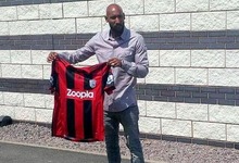 Anelka posa con la camiseta del West Bromwich Albion. | Foto: Twitter/Youssouf Mulumbu