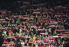 Aficionados del Liverpool en las gardas de Anfield Road. | EFE